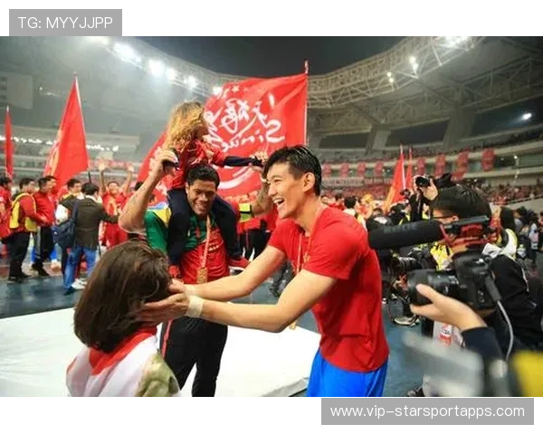 联赛季末颁奖礼隆重举行 球员家庭参与增多，夏季联赛冠军奖杯